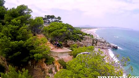 Милфа в ванной на отдыхе ебется с парнем подруги