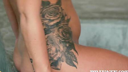 Милфа в ванной на отдыхе ебется с парнем подруги