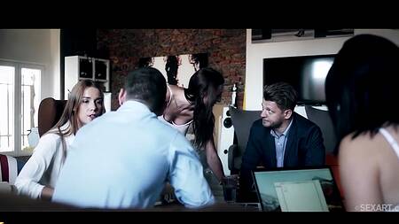 Босс вечером занимается нежным сексом с работницей