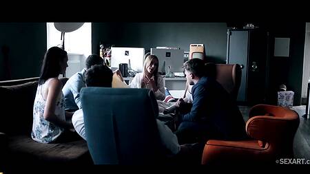 Босс вечером занимается нежным сексом с работницей