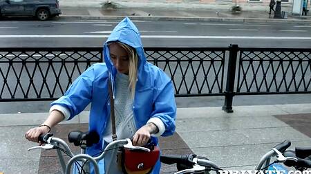 Красотка приезжает на велосипеде на кастинг