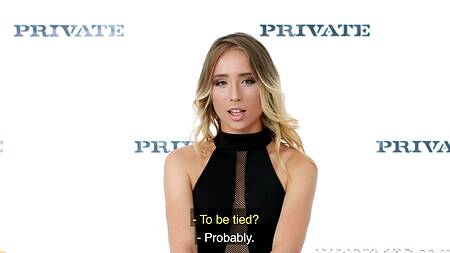 Красотка приезжает на велосипеде на кастинг