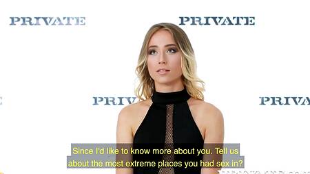 Красотка приезжает на велосипеде на кастинг