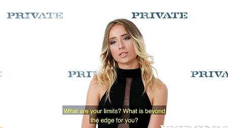 Красотка приезжает на велосипеде на кастинг