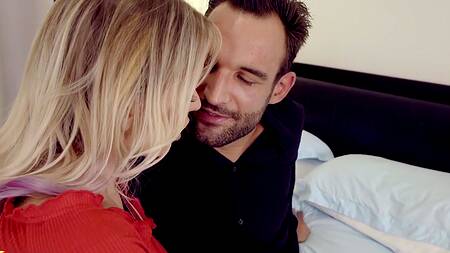 Белокурая красотка пригласила в гости друга и захотела секса