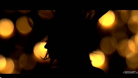 Красотка просыпается и ласкает киску, соблазняя парня