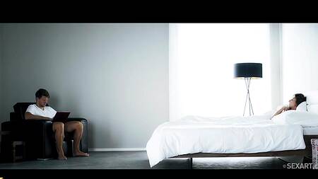 Красотка просыпается и ласкает киску, соблазняя парня