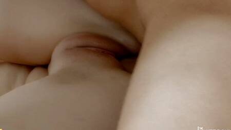 Красотка хочет начать утро с секса с любимым