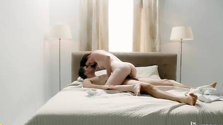 Красотка хочет начать утро с секса с любимым