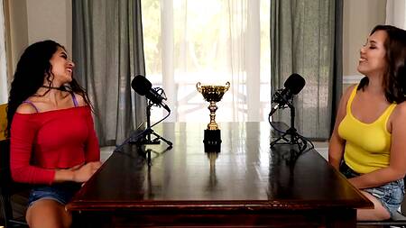 Подкаст двух подруг заканчивается лесбийским сексом