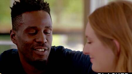 Милая блондинка соблазнила черного работника химчистки