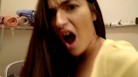 Подкрался сзади и трахнул сестру в порванных лосинах