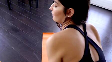 Подкрался сзади и трахнул сестру в порванных лосинах