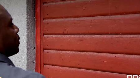 Негр снимает на телефон как ебет рыжую телку на бильярдном столе