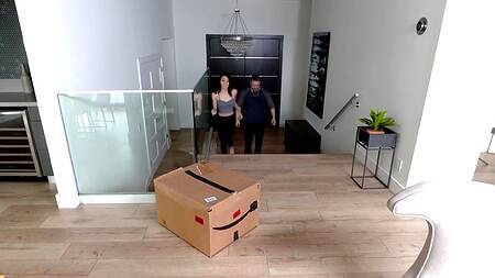 Здоровяк вертит на члене миниатюрную сучку в интересных позах