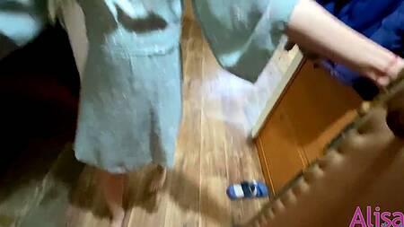 Чувак пялит раком русскую сучку с очень узенькой вагиной