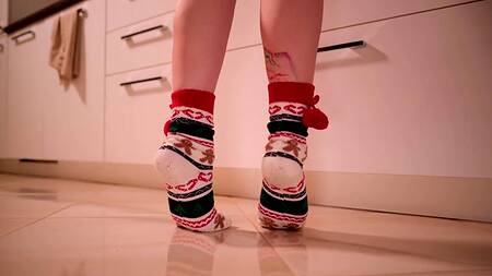 Русская неформалка исполняет горловой минет балдеющему парню