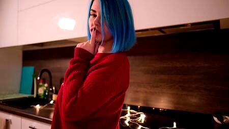 Русская неформалка исполняет горловой минет балдеющему парню