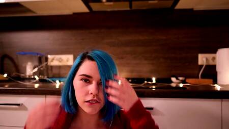 Русская неформалка исполняет горловой минет балдеющему парню