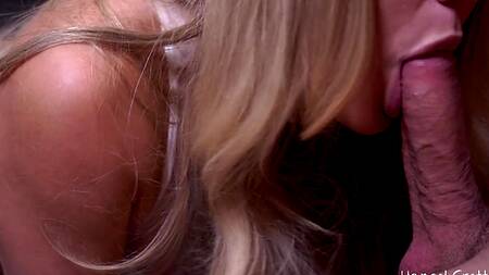 Нежно трахнул и кончил на красивую попку светловолосой сучке