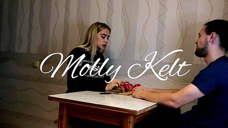 Горячий самец натягивает на болт молодую русскую блондиночку