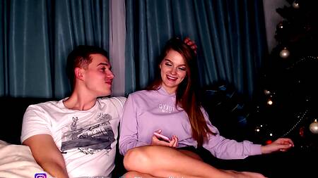 Красивый новогодний секс на диване молодой русской пары