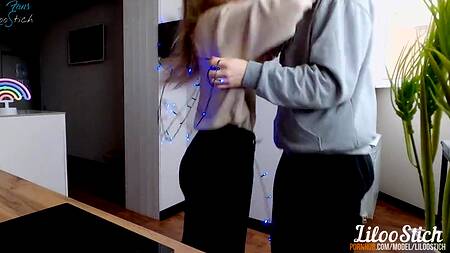 Сучка с классной задницей оргазмирует на члене от первого лица