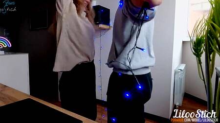 Сучка с классной задницей оргазмирует на члене от первого лица