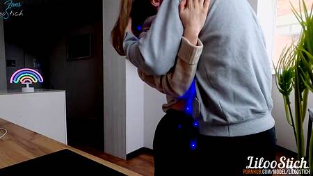 Сучка с классной задницей оргазмирует на члене от первого лица