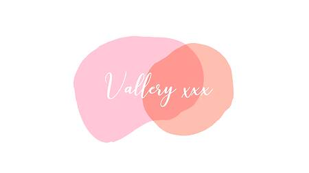 Чувак в татуировках растягивает анал русской красотке в колготках