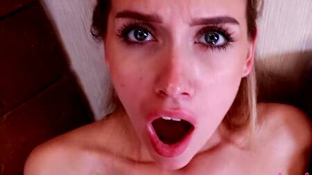 Стройная цыпочка приняла в рот камшот удовлетворенного хахаля