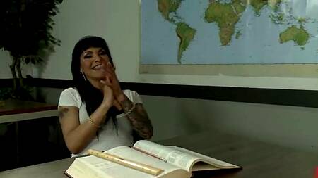 Преподаватель транссексуал отодрал на парте грудастую студентку