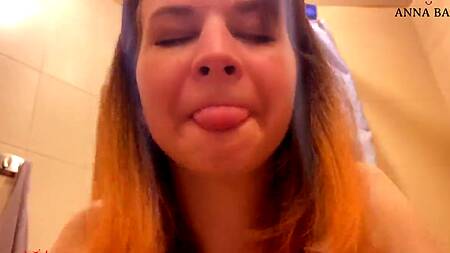 Русский чувак поставил раком сучку и страстно вдул сзади