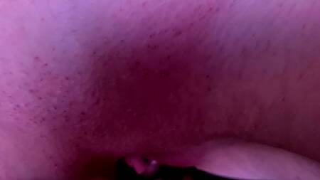 Симпатичная нимфа шалит на кухне с толстым фаллоимитатором