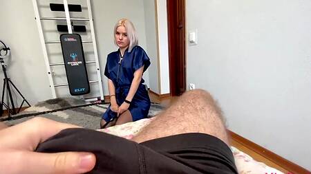 Покорная блондинка отдалась парню в попку и испытала кайф