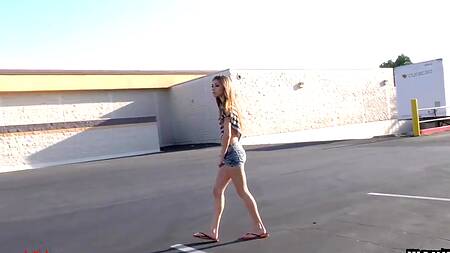 Зрелый мужик развел молодуху запрыгнуть на толстый хуй