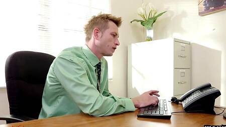 Офисный работник отодрал горячую азиатку на рабочем столе