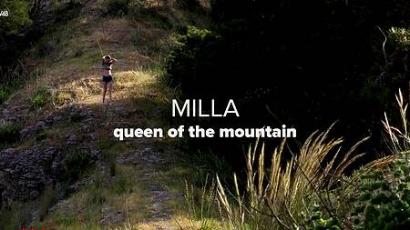 Молодая девка мастурбирует на природе бритую щелку