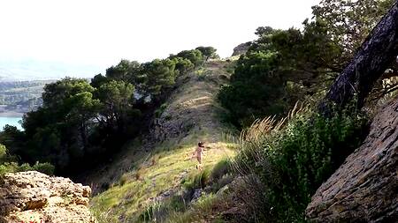 Молодая девка мастурбирует на природе бритую щелку