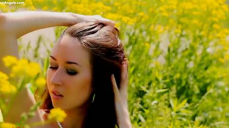 Красивая эротика на природе с худенькой кучерявой девушкой