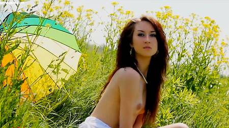 Красивая эротика на природе с худенькой кучерявой девушкой