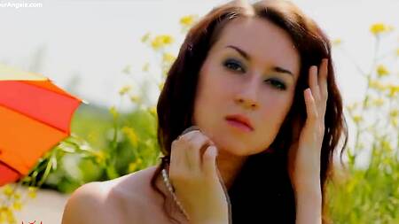 Красивая эротика на природе с худенькой кучерявой девушкой