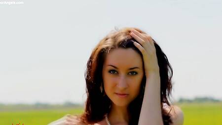 Красивая эротика на природе с худенькой кучерявой девушкой