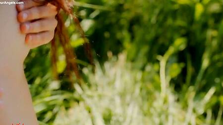 Красивая эротика на природе с худенькой кучерявой девушкой