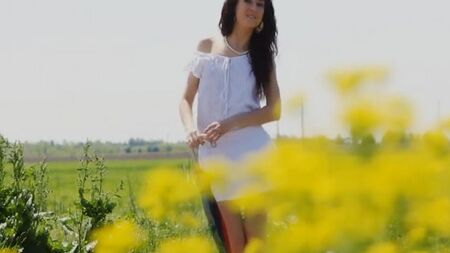 Красивая эротика на природе с худенькой кучерявой девушкой