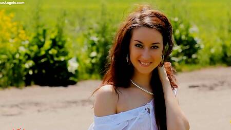 Красивая эротика на природе с худенькой кучерявой девушкой