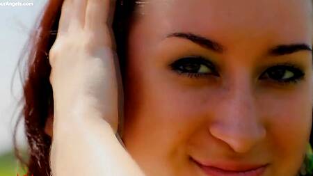 Красивая эротика на природе с худенькой кучерявой девушкой