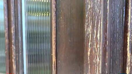 Горячая брюнетка дрочит большими сиськами крепкий мужской болт