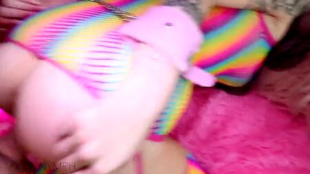 Парень пялит в задницу стройную неформалку с татуировкой на груди