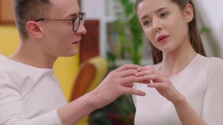 Красиво трахнул и смачно кончил в ротик привлекательной молодухе